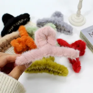 Detalle de pinzas para el cabello de felpa suave en siete colores de temporada