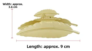 Dettaglio molletta per capelli in metallo dorato opaco a foglia con misura di 9cm