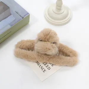 Detalle de pinza para el cabello de piel sintética camel en bandeja decorativa