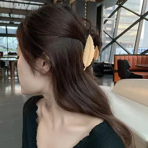 Pinza per capelli minimalista in metallo dorato a forma di foglia per acconciature
