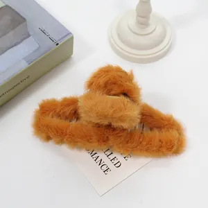 Detalle de pinza para el pelo de felpa caramelo con piel sintética suave y peine interno