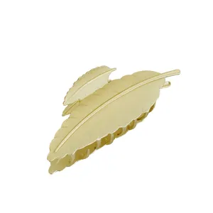 Pinza per capelli minimalista in metallo dorato a forma di piuma dal design elegante
