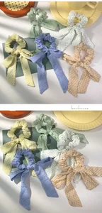 Detailoverzicht van pastelkleurige polkadot haarwokkels in lichte chiffon stof