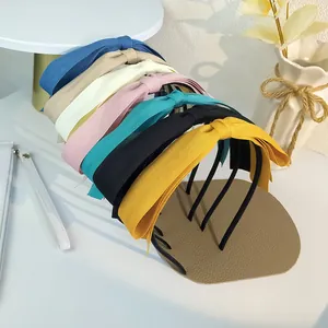 Lot de sept serre-têtes en tissu coloré aux tons acidulés avec un design à nœud simple