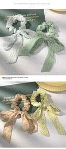 Detailoverzicht van polka dot scrunchies met strikjes in wit, groen, oranje en geel