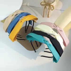 Détail de bandeaux en tissu avec nœuds en sept couleurs sur une surface décorative