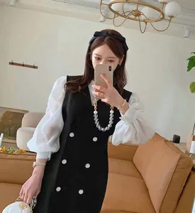 Détail d'un joli serre-tête à nœud noir avec une robe élégante de style bicolore