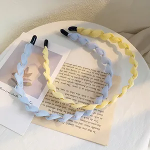 Cerchietti intrecciati in colori pastello blu chiaro e giallo per capelli donna