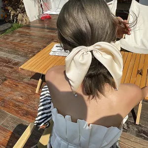 Pince à cheveux vintage française avec grand nœud en satin blanc cassé et perles