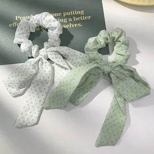 Polka dot haarelastiekjes met lange linten in lichtgroen en wit van seersucker stof