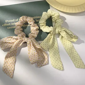 Set van twee polka dot scrunchies met lange linten in geel en groen zacht chiffon