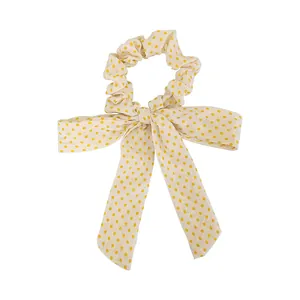Stijlvolle haarscrunchie met gele stippen en lange linten in frisse Koreaanse stijl
