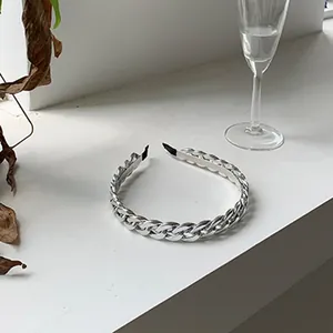 Silbernes Panzerketten-Haarband mit Metall-Finish und industriellem Minimalismus