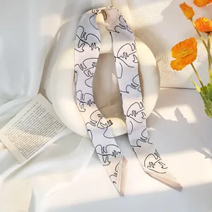 Foulard moderne en soie avec visage abstrait pour femme en crème et noir élégant