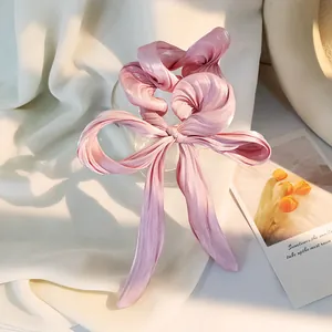 Elegante elastico per capelli in raso rosa chiaro con fiocco e nastri lunghi