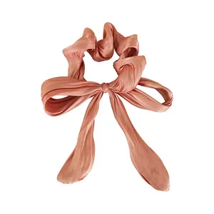Elegante elastico in raso rosa antico con fiocco lungo e texture in seta lucida