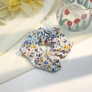 Chouchou fleuri élégant à carreaux pour coiffure avec motifs de fleurs jaunes et bleues