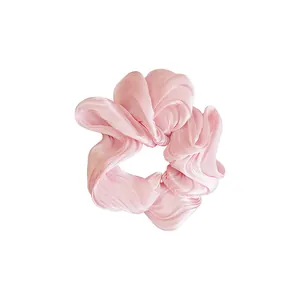 Coletero de satén rosa elegante con textura de seda brillante y diseño plisado