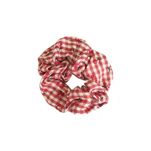 Elegante scrunchie a quadretti bianchi e rossi con stampa ciliegia per donne