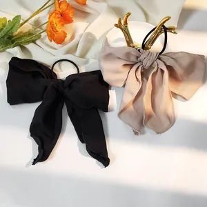 Detailansicht großer Chiffon-Schleifen-Haargummis in elegantem Schwarz und Champagner