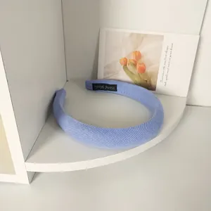 Detail eines hellblauen gepolsterten Haarreifs mit Hand Made Etikett auf der Innenseite