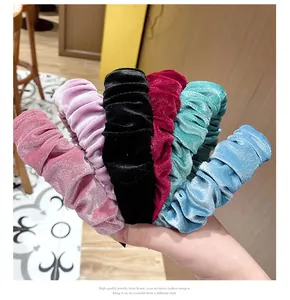 Primer plano de diademas de terciopelo plisado en varios colores vintage y textura suave