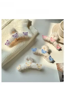 Dettaglio di mollette per capelli in peluche con toppe a forma di orso in quattro colori
