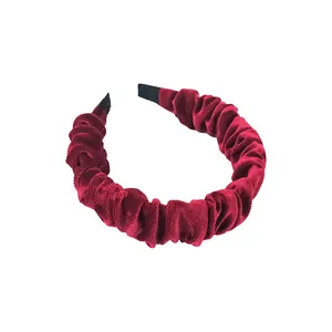 Elegante diadema de terciopelo plisado rojo vino con textura retro para mujeres