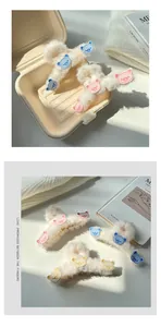 Dettaglio molletta per capelli in peluche crema con ricami di orsetti colorati