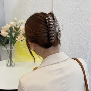 Detalle de una pinza para el pelo grande gris mate para moño en peinado de estilo francés