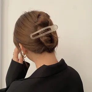 Fermaglio per capelli a banana opaco traslucido per capelli raccolti su modella