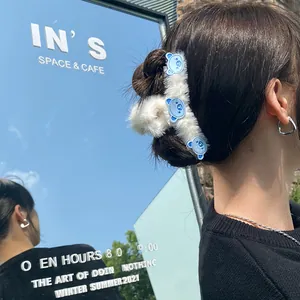 Pinza per capelli in peluche bianca con tre piccoli orsetti blu per ragazze