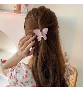 Pinza para el pelo de mariposa rosa translúcida en cabello largo castaño mujer