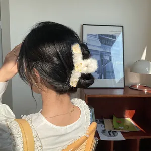 Pinza per capelli in peluche beige con orsetti gialli, accessorio morbido per acconciatura
