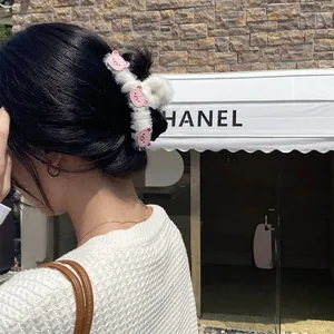 Pinza per capelli in peluche bianco crema con ciondoli a forma di orso rosa