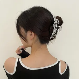 Pinza para el cabello grande de metal plateado estilo gótico con letras caladas para peinados