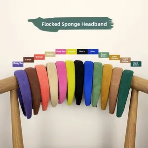 Diademas acolchadas de terciopelo para mujer en doce colores sobre un soporte de madera