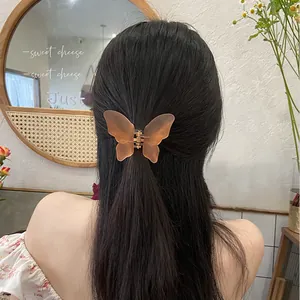 Pinza para el pelo de mariposa en resina ámbar mate en cabello largo y ondulado