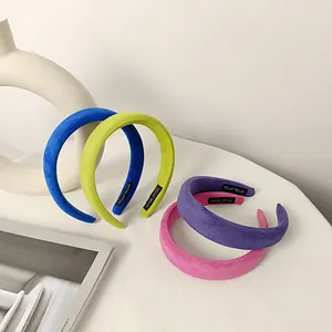 Primer plano de diademas de terciopelo de colores con textura suave y etiquetas hechas a mano