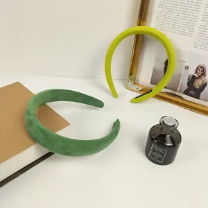 Detalle de diademas de terciopelo verde bosque y amarillo con textura mate de calidad
