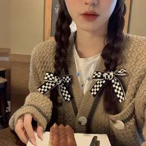 Gros plan d'un chouchou noeud à carreaux noir et blanc sur un mannequin stylé