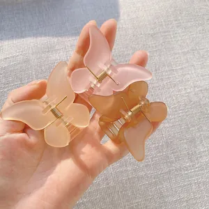 Set de tres pinzas de mariposa mate en tonos rosa, melocotón y ámbar translúcido