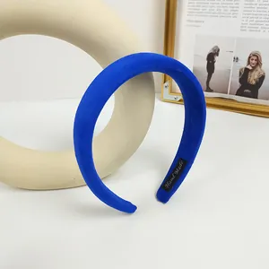 Primer plano detallado de la diadema de terciopelo azul con etiqueta Hand Made y suave