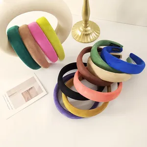 Colección de diademas acolchadas de terciopelo de colores en un soporte de exhibición