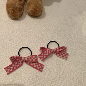 Chouchous à carreaux roses avec nœuds papillon pour femmes au design minimaliste chic