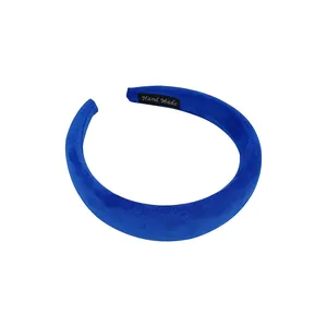 Diadema gruesa de terciopelo azul Klein con relleno de esponja y etiqueta artesanal