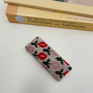Λεπτομέρεια από το γαλλικό πλεκτό κλιπ μαλλιών με vintage ρομαντικό φλοράλ σχέδιο