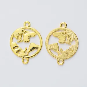 Detalle de colgantes de mapa del mundo dorados con anillas dobles para joyería DIY