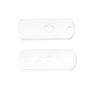 Makro-Detail von Legierungs-Anhängern mit hohlem Herz und LOVE-Gravur für DIY-Schmuck