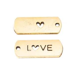 Detailansicht der Vintage-Goldanhänger mit LOVE-Schriftzug und Herz für DIY-Schmuckzubehör